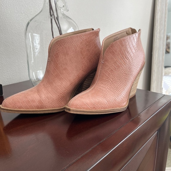 Barn babe Shoes - Women's Croc-Embossed Ankle Booties - Pink
